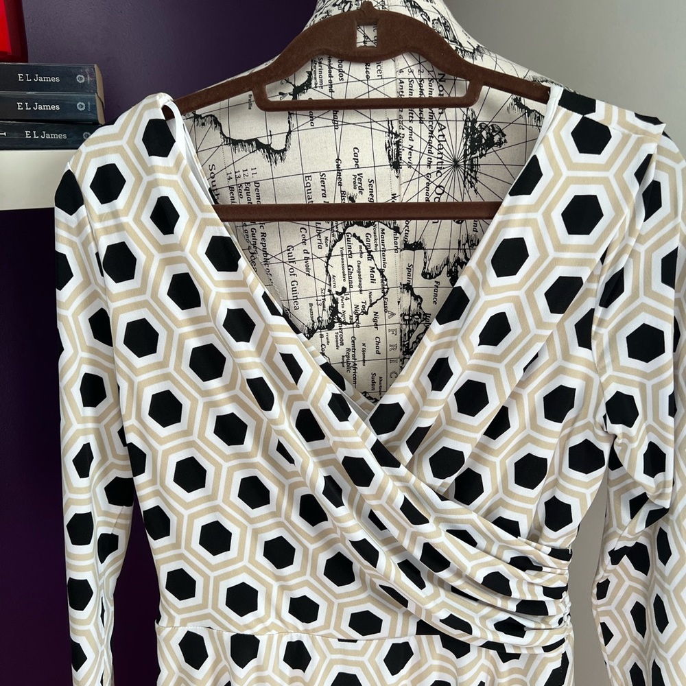7 for $30 White House Black Market Long Sleeve Dress - Picture 2 of 8